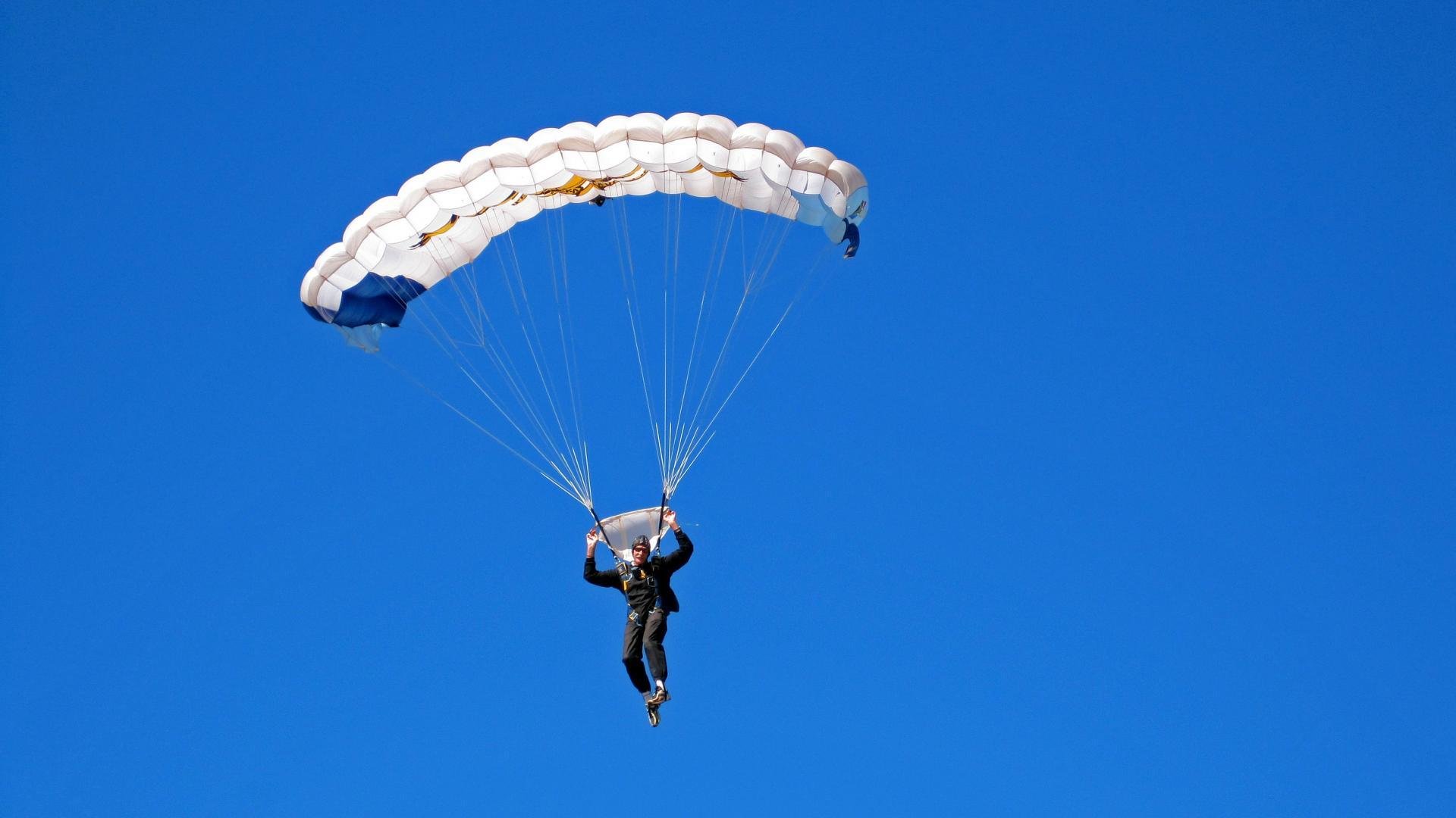 青少年篮球扶贫行动在偏远地区全面铺开，普及体育教育，青少年篮球训练项目